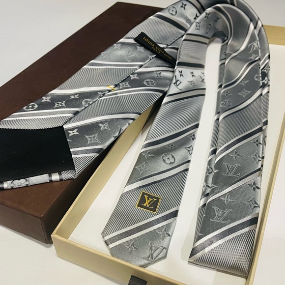 🎁HOLIDAY 25’🎁🆕💯AUTH LOUIS VUITTON LRG MONOGRAM PERLE SLVR STRIPE MOTIF TIE🔥 - Picture 7 of 14